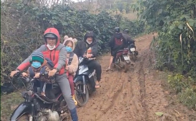 Sạt lở đèo D'Ran, người dân tự mở đường xuyên rừng đi làm, đưa con đi học - Ảnh 1.