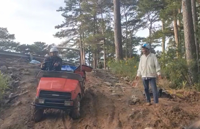 Sạt lở đèo D'Ran, người dân tự mở đường xuyên rừng đi làm, đưa con đi học - Ảnh 3.