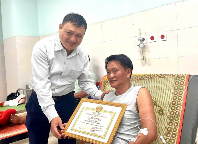 Ngư dân Lý Sơn dũng cảm cứu người: 'Lúc đó không kịp sợ'- Ảnh 1.