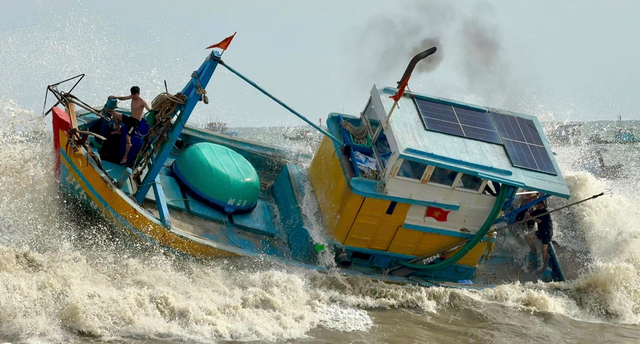 Lâm Đồng: Liên tiếp nhiều tàu cá bị sóng to đánh chìm - Ảnh 1.