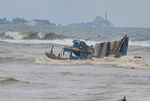 Lâm Đồng: Liên tiếp nhiều tàu cá bị sóng to đánh chìm - Ảnh 2.