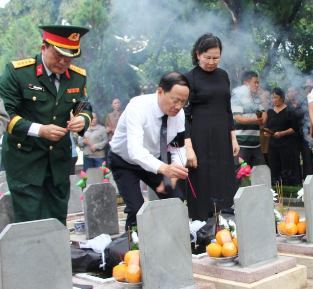 An táng 18 liệt sĩ thời chiến tranh chống Mỹ tại Nghĩa trang liệt sĩ Chư Prông - Ảnh 2.