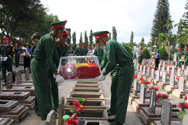 An táng 18 liệt sĩ thời chiến tranh chống Mỹ tại Nghĩa trang liệt sĩ Chư Prông - Ảnh 1.