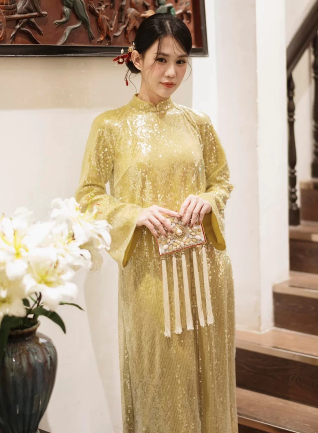 Trang phục ánh kim trở lại, khẳng định đẳng cấp sang trọng- Ảnh 7. Trang phục ánh kim trở lại, khẳng định đẳng cấp sang trọng- Ảnh 7.