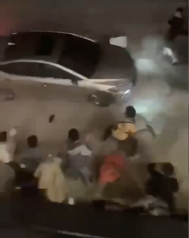 Xác minh vụ xe ô tô bị nhiều người tấn công ở Nghệ An  - Ảnh 2.