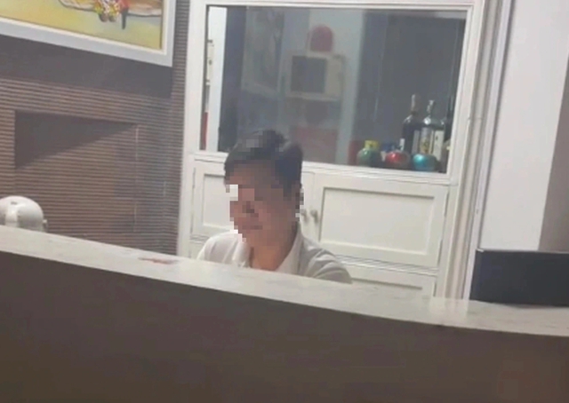 Công an làm việc với khách sạn Royal Hostel bị tố ‘ bùng ’ phòng , phát hiện nhiều vi phạm - Ảnh 1.