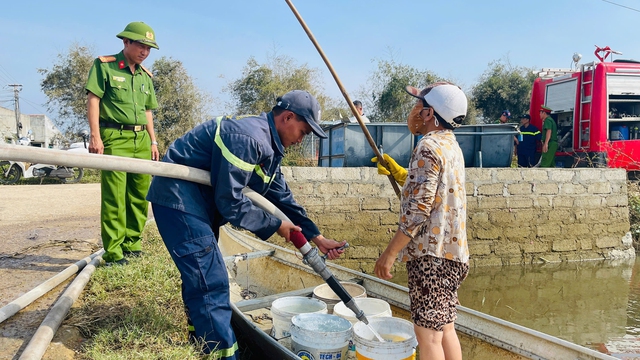 Công an Gia Lai hỗ trợ người dân vượt qua khó khăn sau bão Kalmaegi - Ảnh 6.