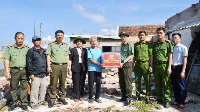 Công an Gia Lai hỗ trợ người dân vượt qua khó khăn sau bão Kalmaegi - Ảnh 5.