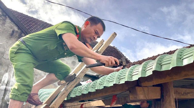 Công an Gia Lai hỗ trợ người dân vượt qua khó khăn sau bão Kalmaegi - Ảnh 1.
