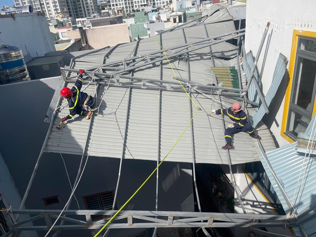 Công an Gia Lai hỗ trợ người dân vượt qua khó khăn sau bão Kalmaegi - Ảnh 3.