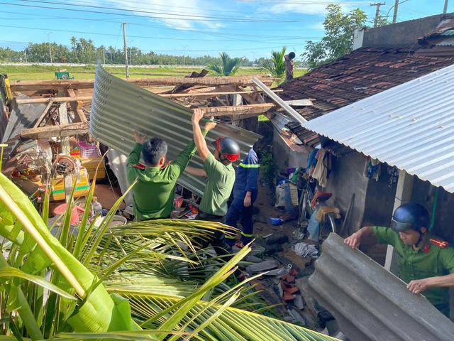 Công an Gia Lai hỗ trợ người dân vượt qua khó khăn sau bão Kalmaegi - Ảnh 2.