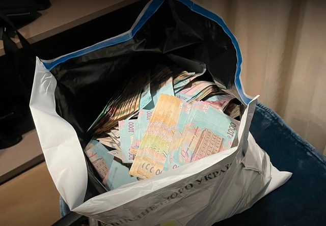 Ukraine điều tra tham nhũng quy mô lớn, rộ tin đồng minh ông Zelensky bỏ trốn - Ảnh 1.