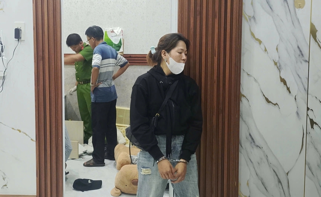 Đồng Tháp: Bắt đôi nam nữ thuê nhà cất giấu ma túy và súng- Ảnh 2.