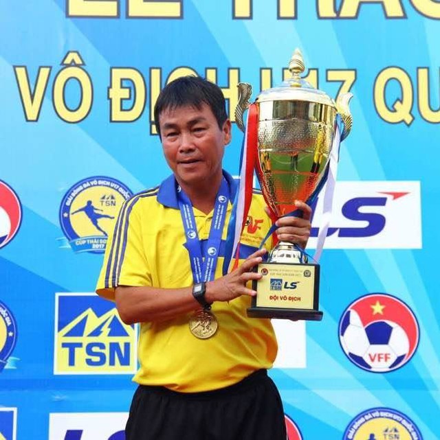 Cựu Vua phá lưới bóng đá Việt Nam qua đời ở tuổi 55 2 Đồng đội, bằng hữu chung tay hỗ trợ danh thủ Hồ Văn Lợi đangthập tử nhất sinh - Ảnh 3.