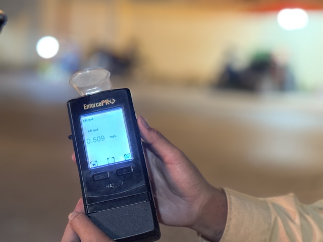 Clip 'g&acirc;y b&atilde;o': Người vi phạm đ&ograve;i CSGT cho xem kiểm định m&aacute;y đo nồng độ cồn- Ảnh 2.