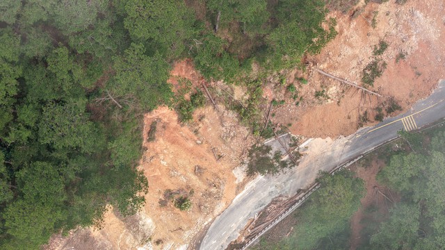 Sạt lở đèo D'Ran khiến giá vận chuyển hàng hóa tăng cao gấp đôi - Ảnh 12.