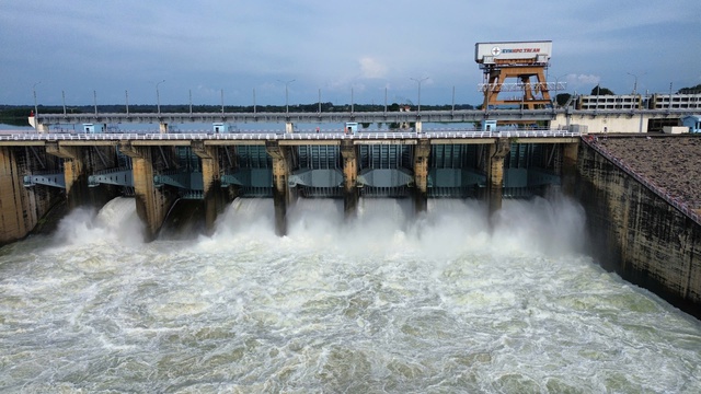 Thủy điện lớn nhất miền Nam xả lũ 960 m3/s, cao nhất trong nhiều năm gần đây- Ảnh 1.