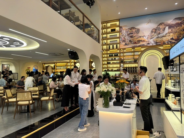 Trung Nguy&ecirc;n Legend ra mắt kh&ocirc;ng gian Thế giới C&agrave; ph&ecirc; ở vị tr&iacute; đắc địa - Ảnh 2.