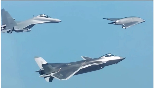 Không quân Trung Quốc tung video UAV tàng hình bay cùng chiến đấu cơ J-20- Ảnh 1.