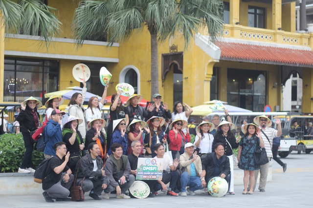 Hạ Long đón hơn 3.100 khách quốc tế từ 2 siêu du thuyền - Ảnh 2.