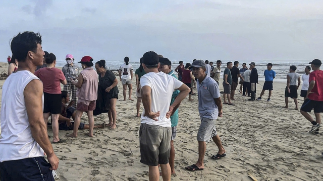 Quảng Ngãi: Sóng lớn đánh chìm ghe, hai vợ chồng được cứu thoát- Ảnh 1.