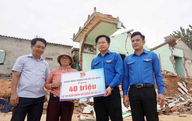 T.Ư Đoàn tặng quà, hỗ trợ tiền xây nhà cho người dân sau bão Kalmaegi - Ảnh 4.