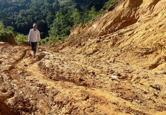 Băng rừng gọi học tr&ograve; về lại lớp - Ảnh 1.