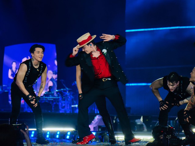 Điều g&igrave; khiến fan 'lụy' G-DRAGON 2025 WORLD TOUR [&Uuml;bermensch] in Hanoi, presented by VPBank- Ảnh 2.