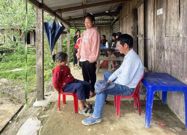 Băng rừng gọi học tr&ograve; về lại lớp - Ảnh 2.