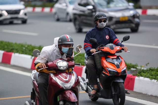 CSGT mạnh tay phạt tài xế dùng điện thoại khi lái xe - Ảnh 3.