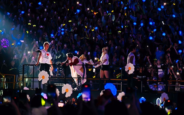 Điều g&igrave; khiến fan 'lụy' G-DRAGON 2025 WORLD TOUR [&Uuml;bermensch] in Hanoi, presented by VPBank- Ảnh 4.