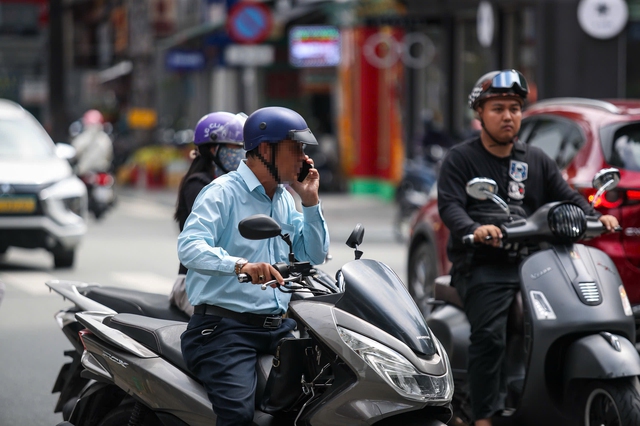 CSGT mạnh tay phạt tài xế dùng điện thoại khi lái xe - Ảnh 2.