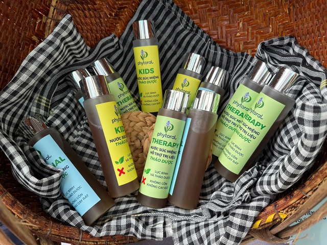 Nữ sinh sáng tạo nước súc miệng từ cây lục bình - Ảnh 2.