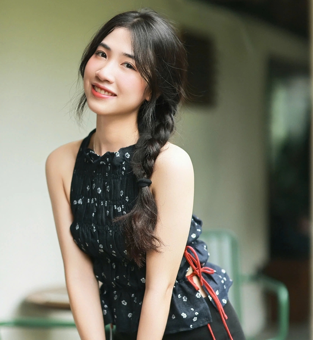 Cô giáo gen Z xinh đẹp lan tỏa năng lượng tích cực đến giới trẻ - Ảnh 1.