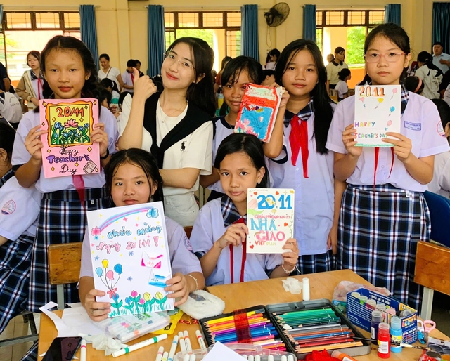 Cô giáo gen Z xinh đẹp lan tỏa năng lượng tích cực đến giới trẻ - Ảnh 4.