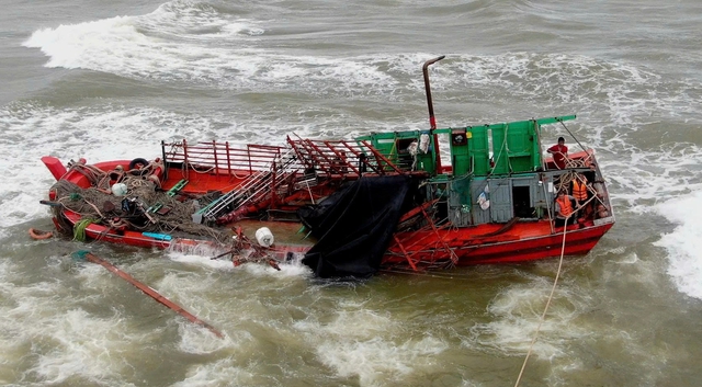 Quảng Trị: 8 thuyền viên gặp nạn chìm tàu trên biển - Ảnh 1.