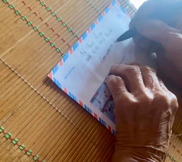 Phía sau phong bì đặc biệt mừng cháu gái sinh chắt của cụ bà U.100 - Ảnh 1.