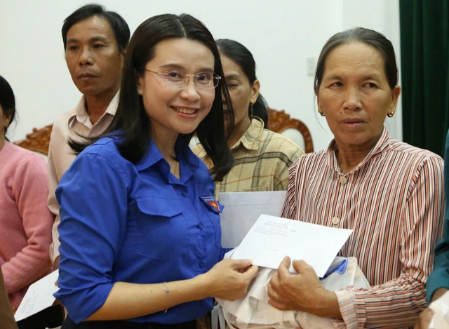 T.Ư Đoàn tặng quà, hỗ trợ tiền xây nhà cho người dân sau bão Kalmaegi - Ảnh 2.