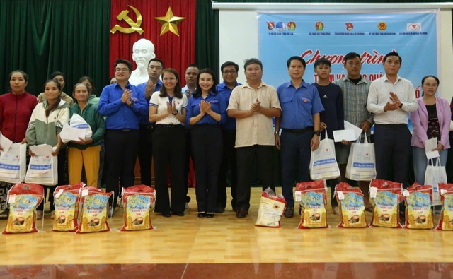 T.Ư Đoàn tặng quà, hỗ trợ tiền xây nhà cho người dân sau bão Kalmaegi - Ảnh 1.