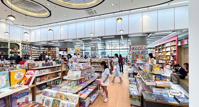Khai trương nh&agrave; s&aacute;ch hiện đại tại B&igrave;nh Dương- Ảnh 1.