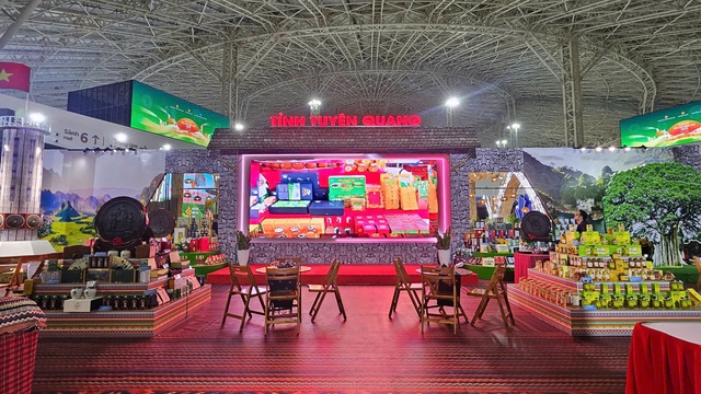 'Thắng lớn' ở Hội chợ M&ugrave;a thu, n&ocirc;ng sản Tuy&ecirc;n Quang được chắp c&aacute;nh vươn xa- Ảnh 1.