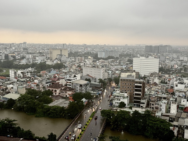 Thời tiết TP.HCM mưa lớn sáng nay có gì bất thường? - Ảnh 1.