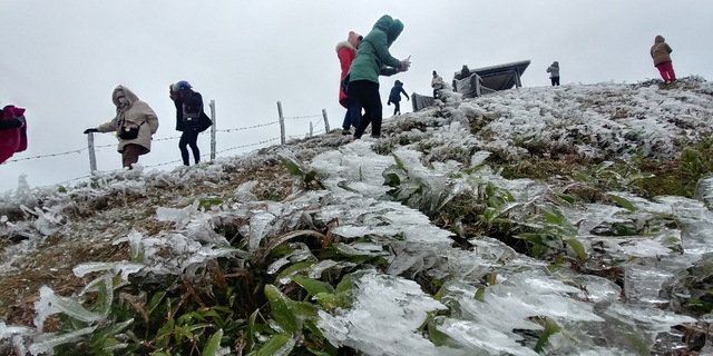 Không khí lạnh gây rét 6 ngày ở miền Bắc, miền Trung mưa lớn - Ảnh 1.