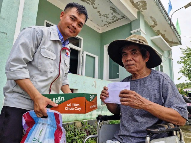 Ấm &aacute;p t&igrave;nh người nơi rốn lũ miền Trung- Ảnh 2.