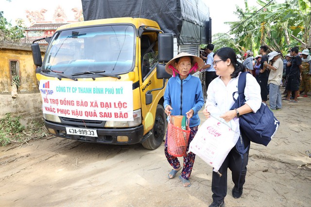 Ấm &aacute;p t&igrave;nh người nơi rốn lũ miền Trung- Ảnh 3.