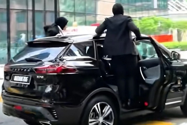 Cảnh vệ Malaysia gây bão mạng khi bám vào ô tô, cảnh sát nói gì? - Ảnh 1.