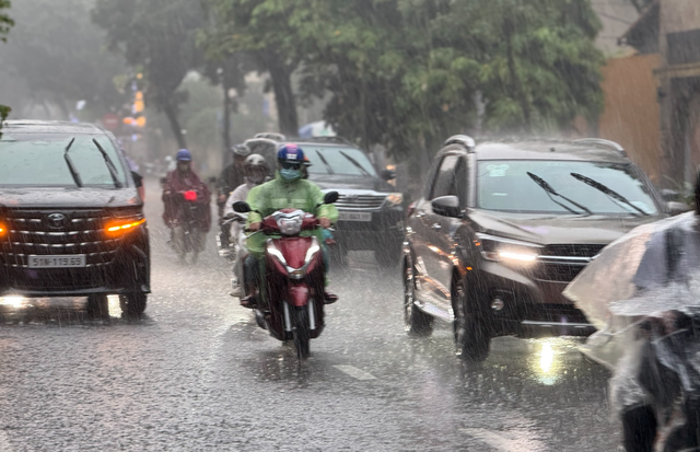 Thời tiết TP.HCM mưa lớn sáng nay có gì bất thường? - Ảnh 3.