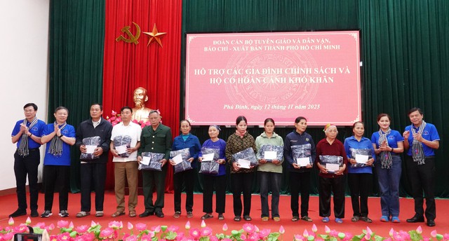 Đoàn cán bộ tuyên giáo, phóng viên TP.HCM thăm các địa chỉ đỏ báo chí cách mạng - Ảnh 2.