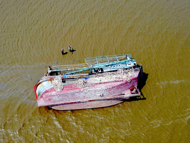 Những con tàu 'gãy cánh' sau bão Kalmaegi - Ảnh 1.