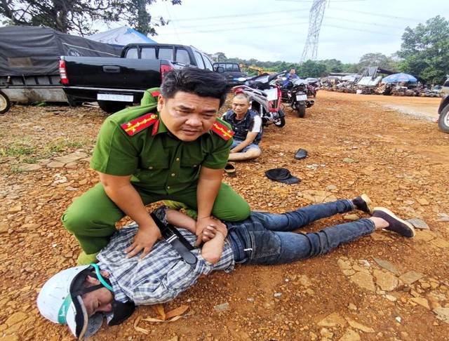 Truy đuổi hơn 5 km, bắt nóng kẻ trộm xe máy có 6 tiền án - Ảnh 1.